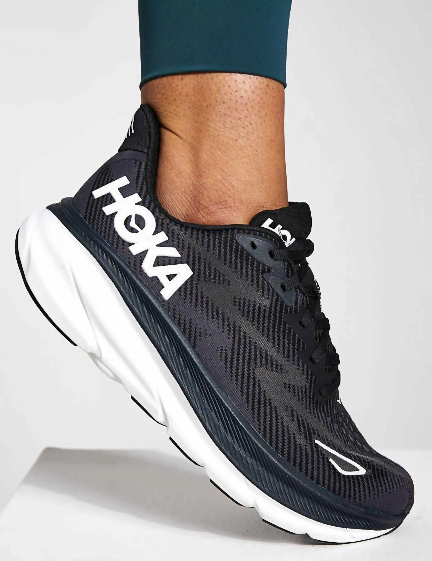 Men’S Clifton 9 Running Shoes In Black/white