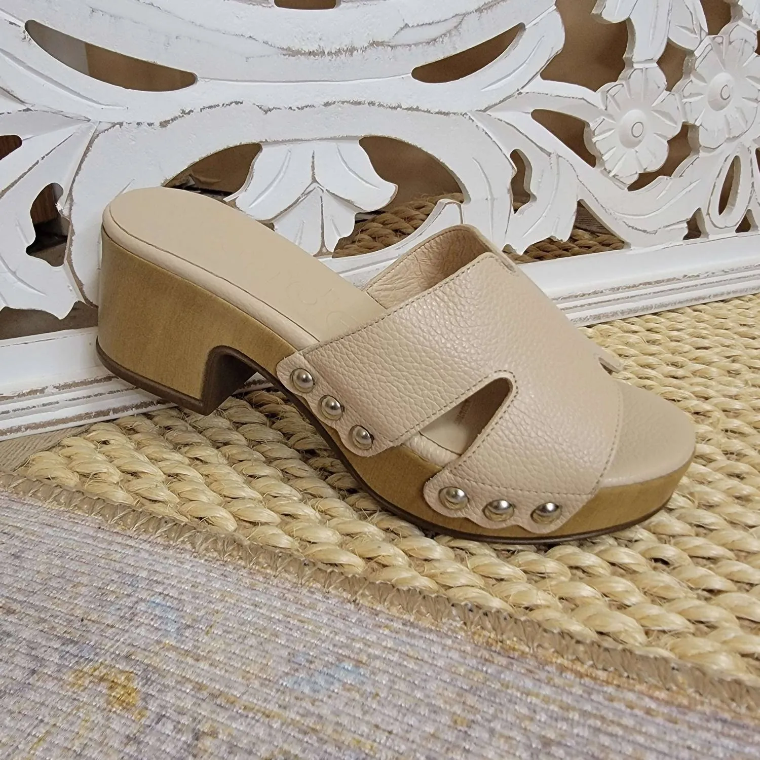 Women's D-8821 Clog Sandal In Natural